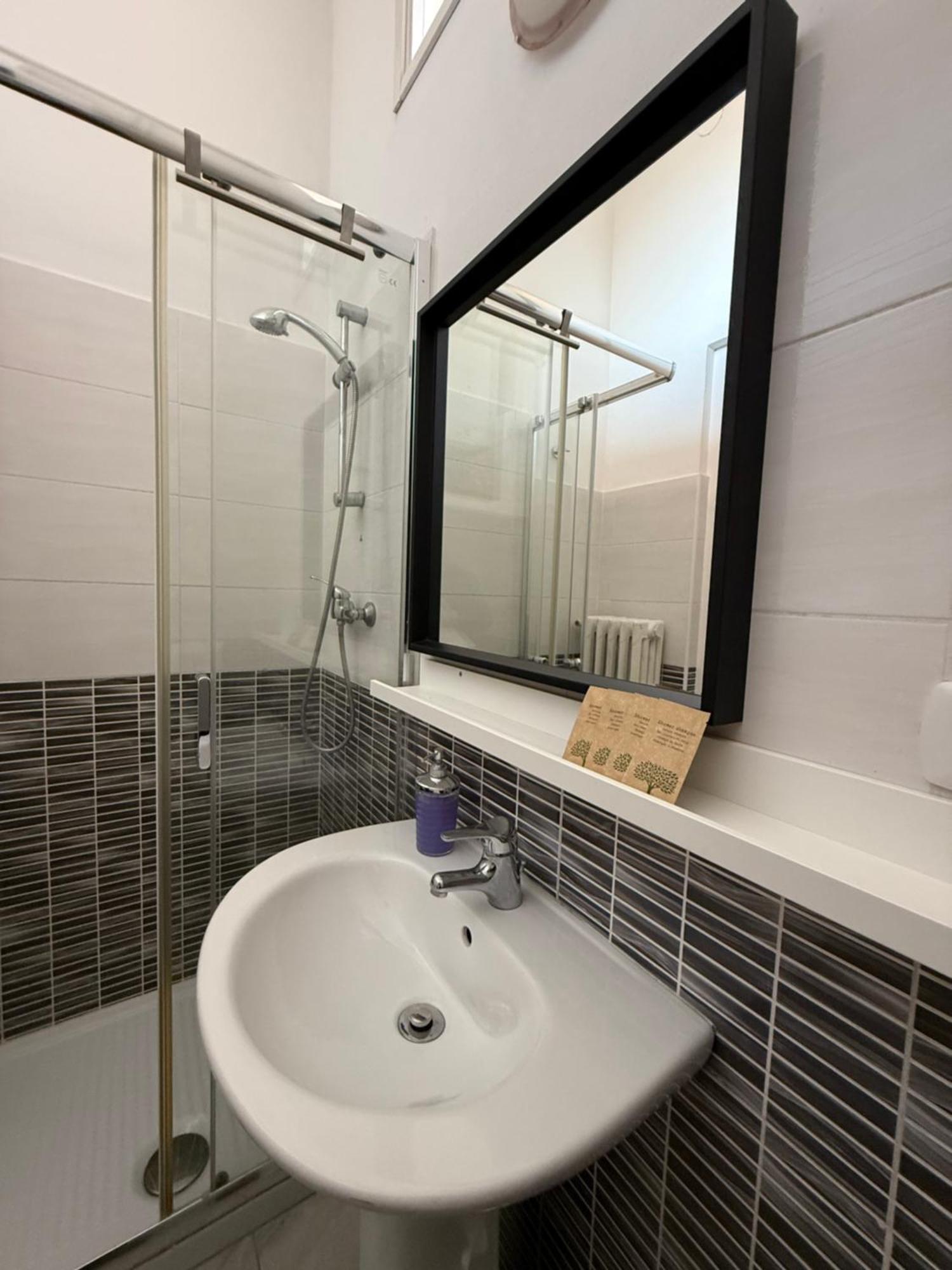 Easyrooms One Parma Luaran gambar